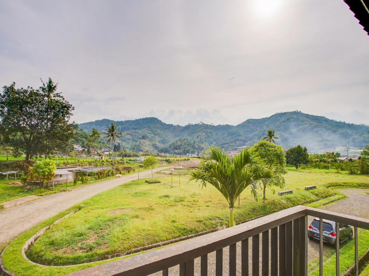 Oyo 3896 Villa Pesona Wisata Puncak Cianjur Buitenkant foto