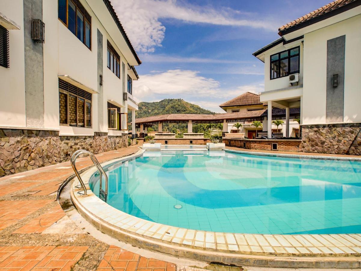 Oyo 3896 Villa Pesona Wisata Puncak Cianjur Buitenkant foto